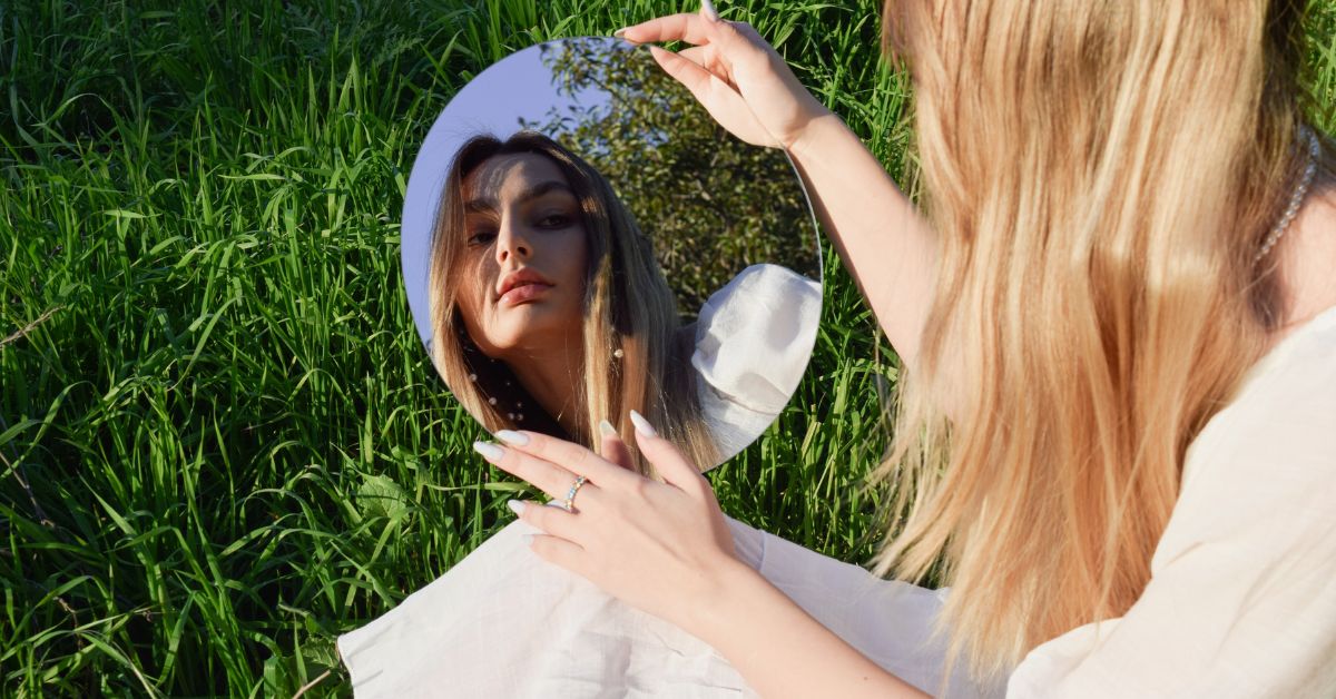 A girl looking herself on a mirror finding intrinsic motivation for recovery.