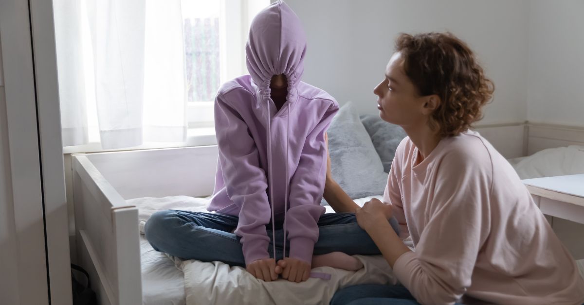 A mother talking with her daugther to prevent underage drinking